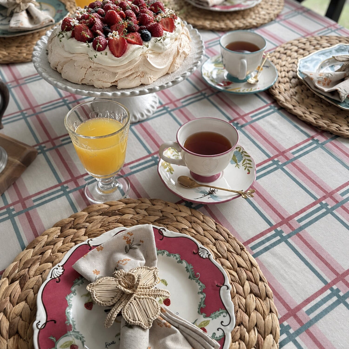 Mantel Berry Check en mesa de desayuno