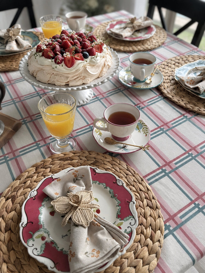 Mantel Berry Check en mesa de desayuno