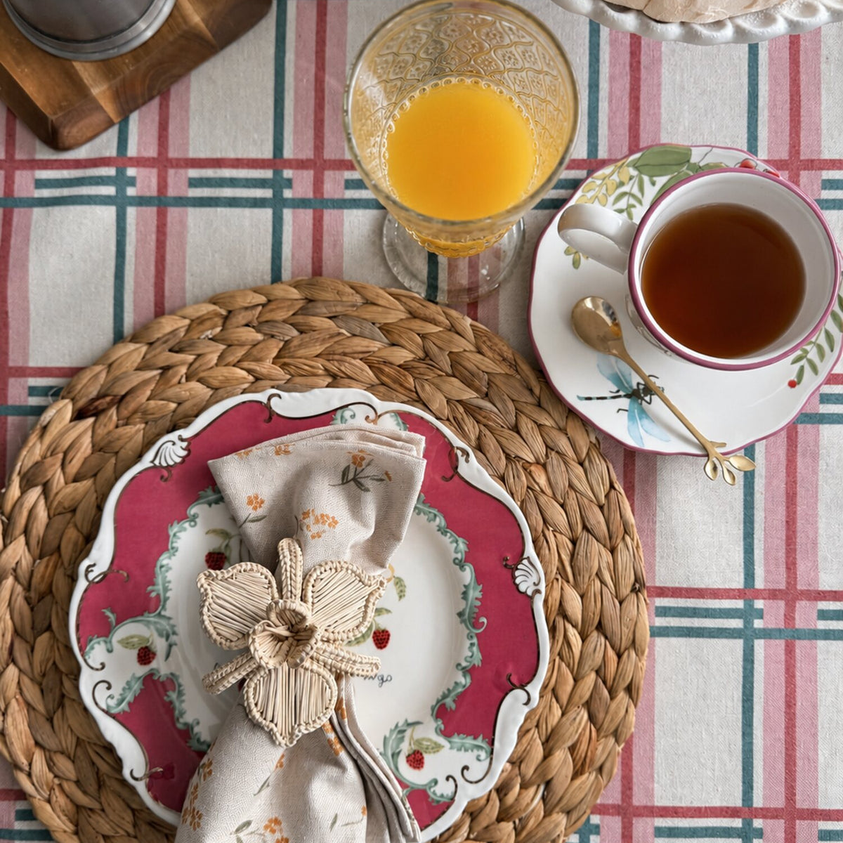 Mantel Berry Check en mesa de desayuno