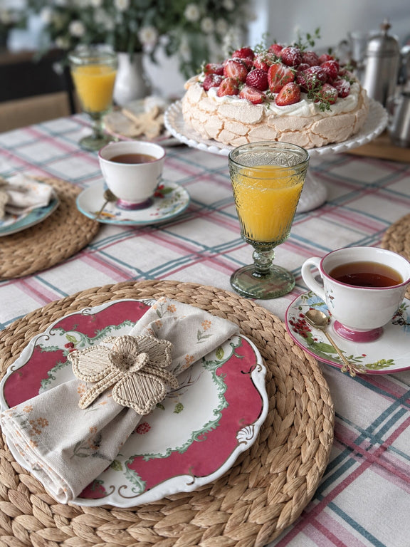 Mantel Berry Check en mesa de desayuno