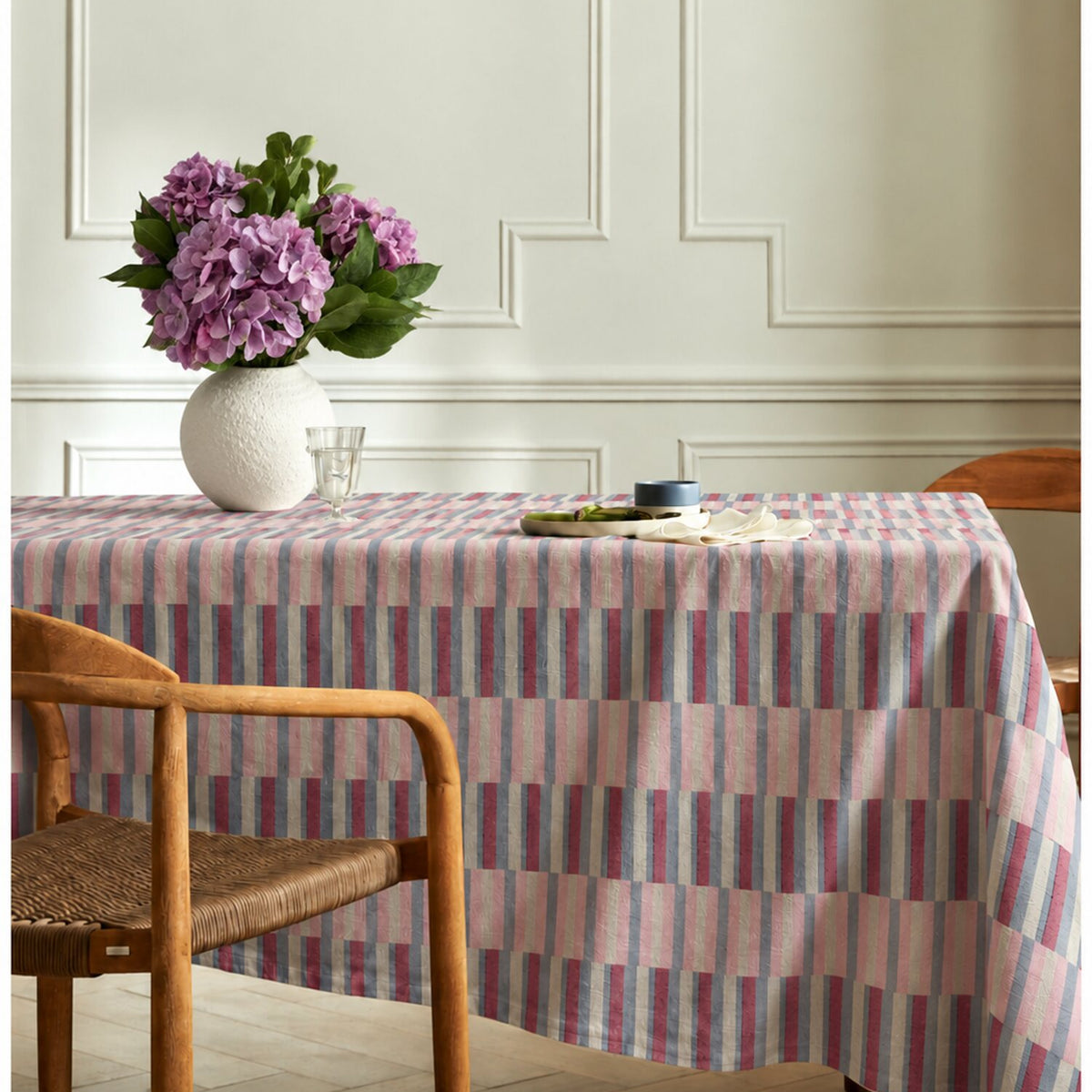 Mantel La Provence en comedor con hortensias